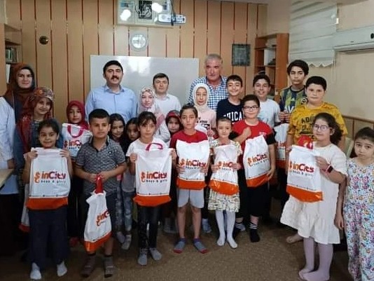VAKIF  BAŞKANIMIZ SN.SELAMİ KOCA ÇOCUKLARI SEVİNDİRDİ.