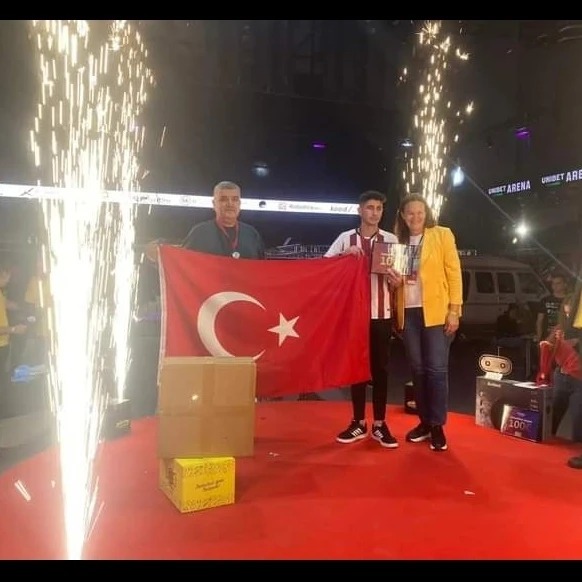 GÜRÜN'LÜ ÖĞRENCİMİZ ROBOTEX YARIŞMASINDA DÜNYA 2.Sİ OLDU