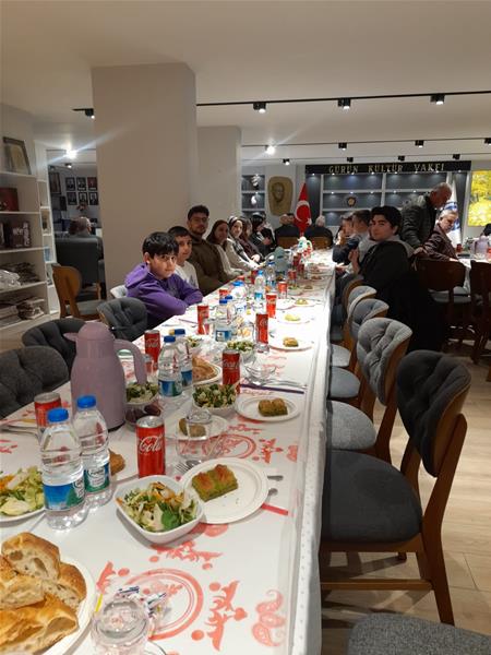 VAKFIMIZDA ÜYELERİMİZ VE ÖĞRENCİLERİMİZLE  İFTAR DA BİR ARAYA GELDİK