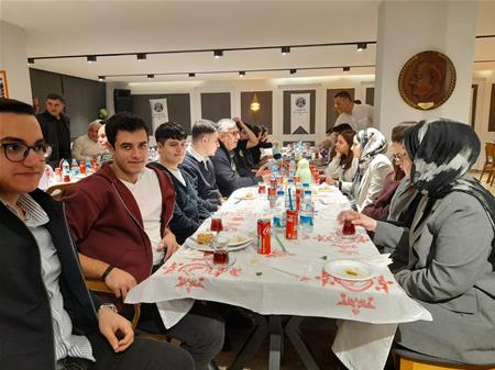 VAKFIMIZDA ÜYELERİMİZ VE ÖĞRENCİLERİMİZLE  İFTAR DA BİR ARAYA GELDİK