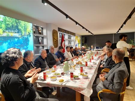 VAKFIMIZDA ÜYELERİMİZ VE ÖĞRENCİLERİMİZLE  İFTAR DA BİR ARAYA GELDİK