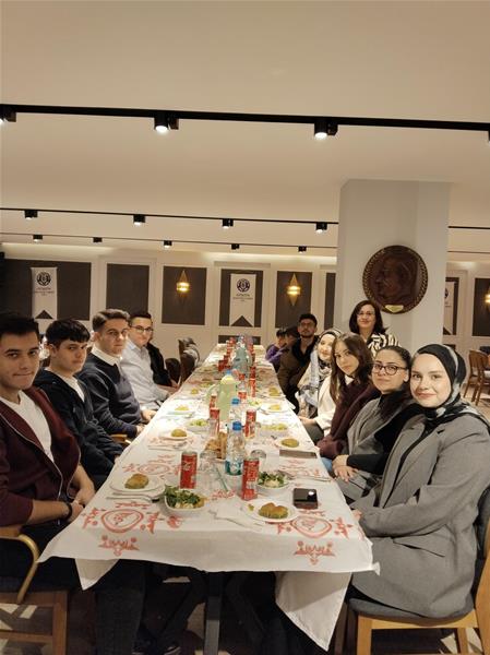 VAKFIMIZDA ÜYELERİMİZ VE ÖĞRENCİLERİMİZLE  İFTAR DA BİR ARAYA GELDİK